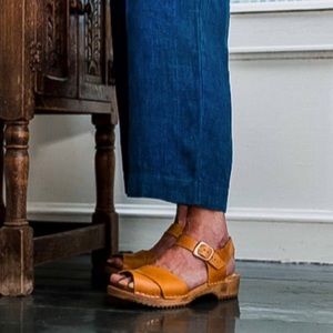 Ochre leather LOW DANSARE clog by Kitty Clogs.